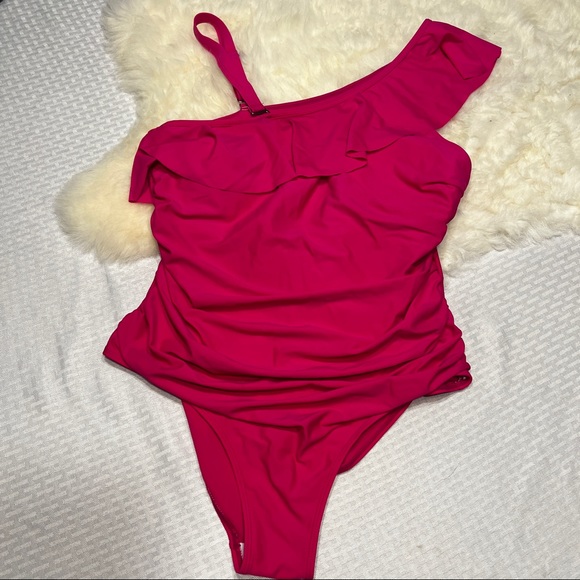 Other - NWOT FUCHSIA ONE SHOULDER RUFFLE REMOVABLE STRAP
